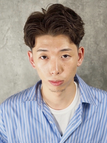 清爽自然的「雙層削髮×中分造型」