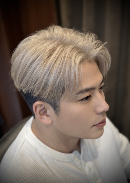 センターパート✖️ホワイトカラー