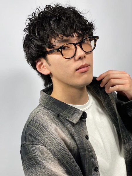 ツイストスパイラル×センターパートの無造作束感マッシュ