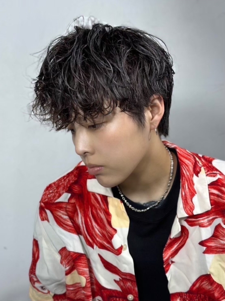 波巻きスパイラルパーマ×濡れ髪マッシュで大人の色気を演出!