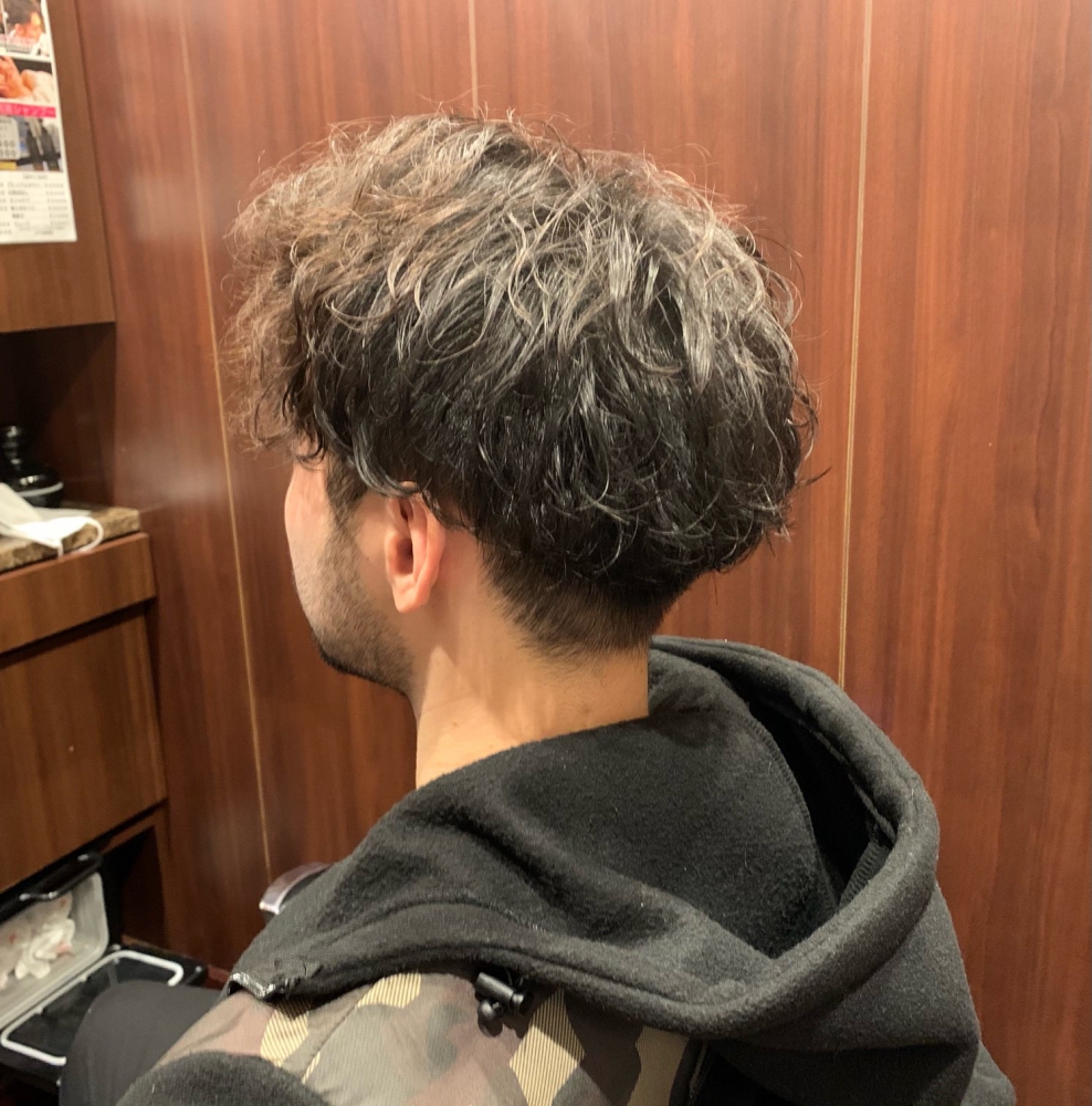 センターパート スパイラルパーマ 田町 理容室｜ヘアカタログ｜高級理容室・床屋・ヘアサロン｜PREMIUM BARBER（プレミアムバーバー）