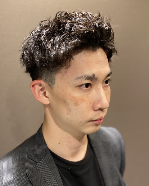 動きと束感で魅せる ツーブロックショートパーマ