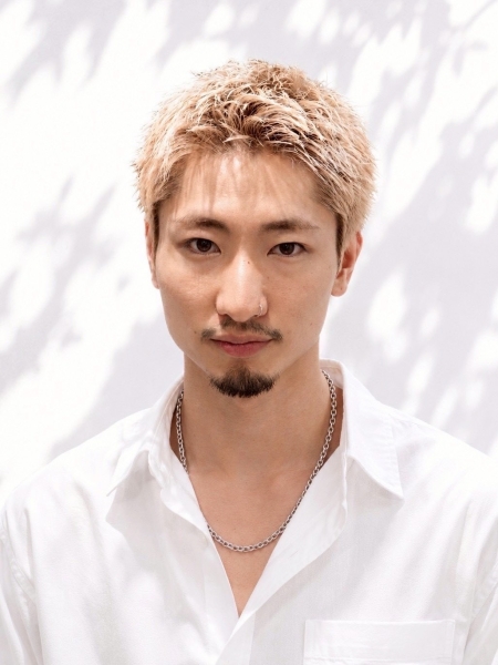 束感で魅せるハイトーンベリーショート