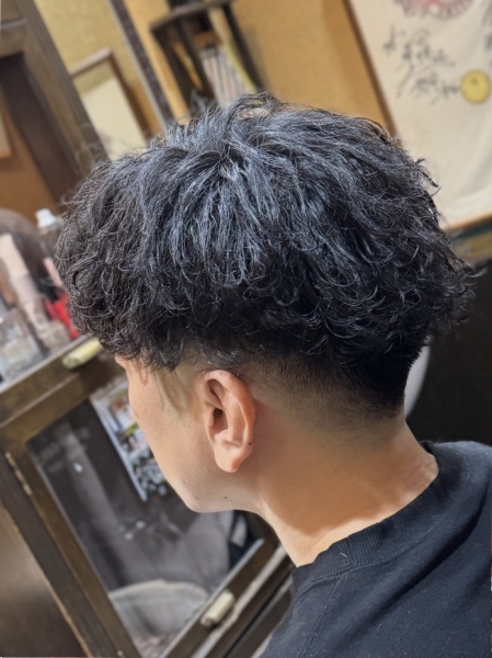 センターパートスパイラルパーマスキンフェード