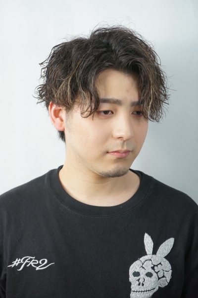 ツーブロック/センターパート/ツイストスパイラル〈理容室〉